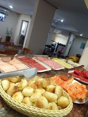 Free daily buffet breakfast - Jaguary Hotel Sumaré (Sumare)