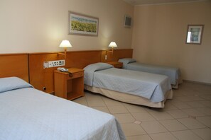 1 habitación, minibar, escritorio y espacio para trabajar con laptop 