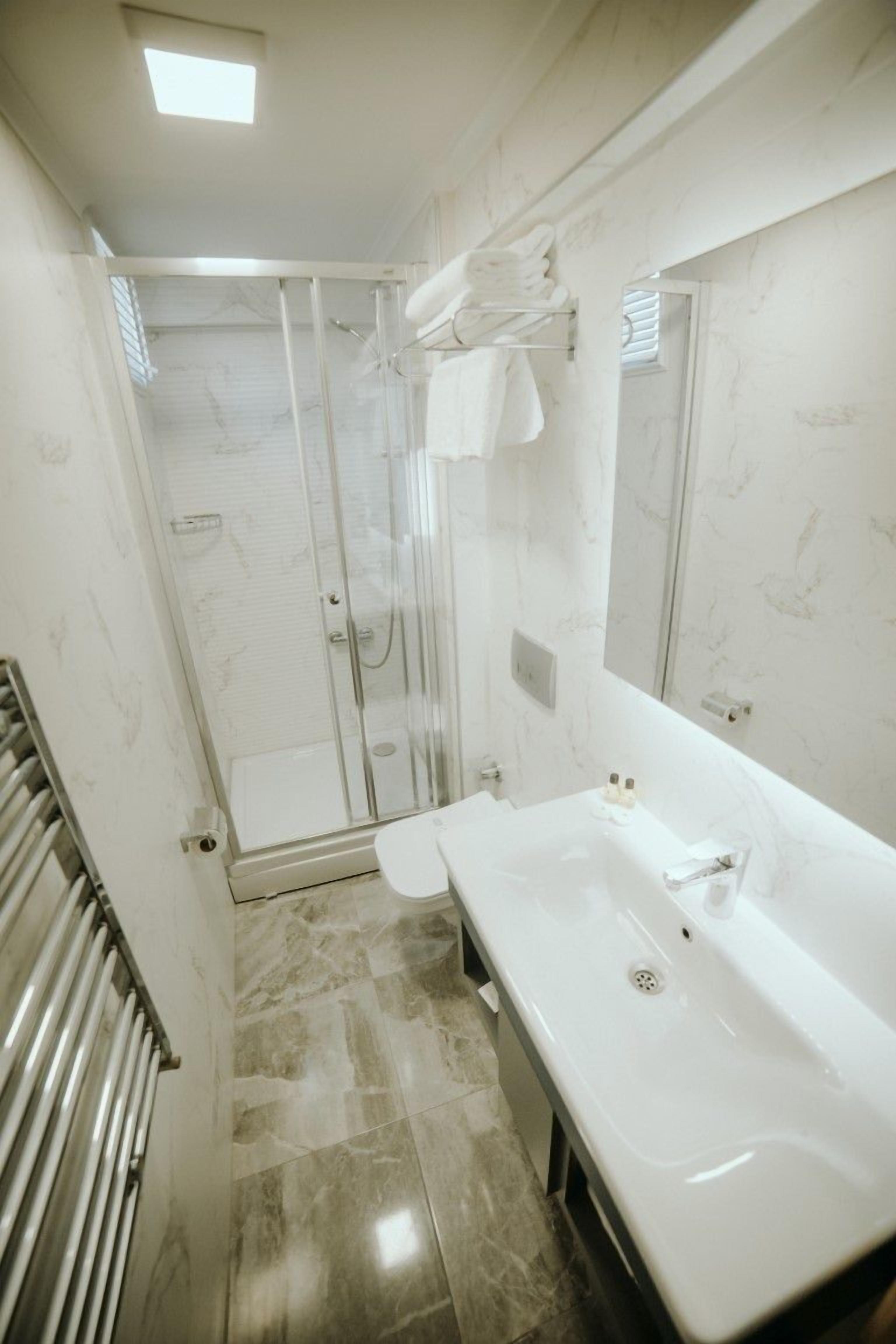 triple room | bathroom | combined shower/bathtub, hair dryer, slippers, towels