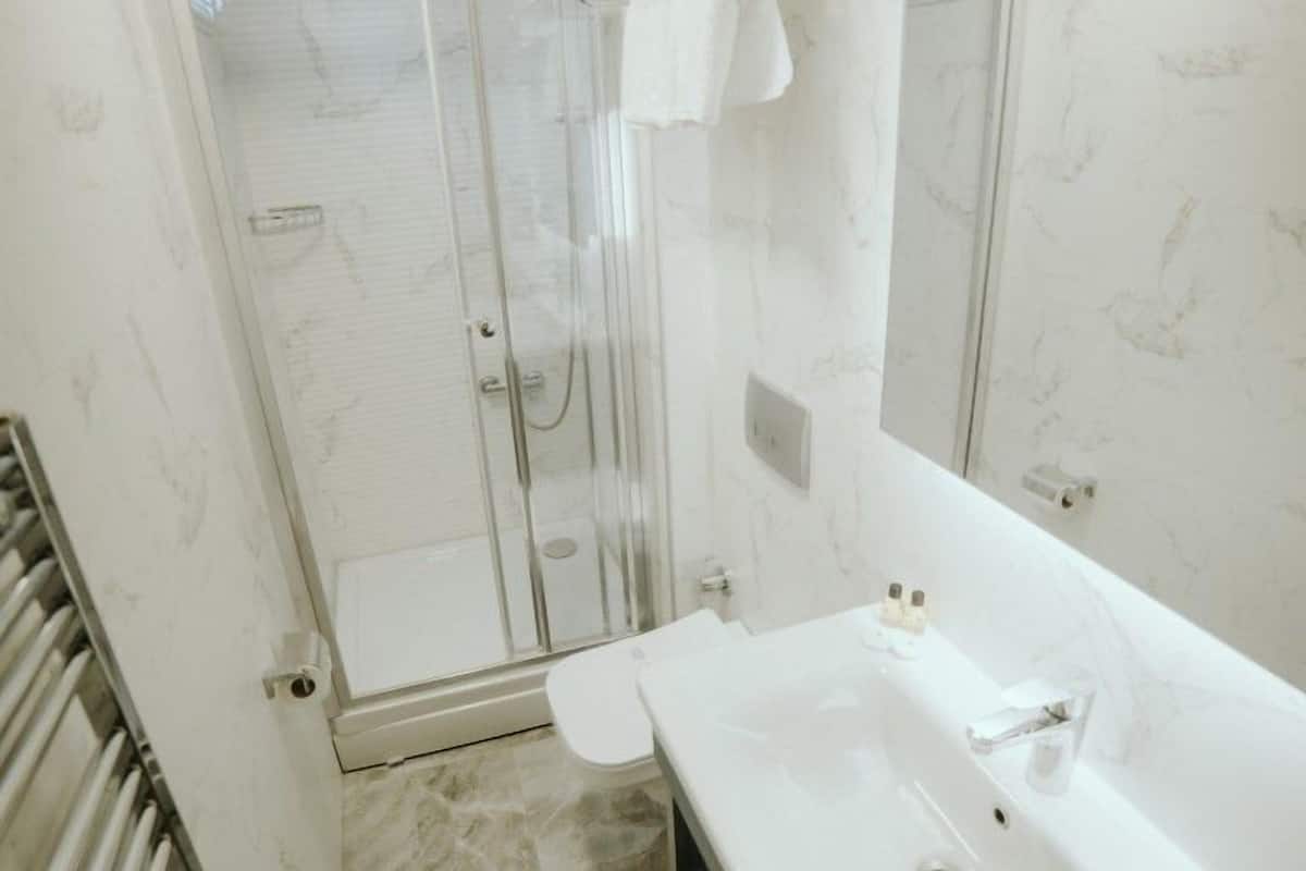 triple room | bathroom | combined shower/bathtub, hair dryer, slippers, towels