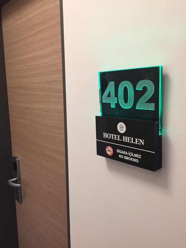 A hotel room sign with the number 402 and the name HOTEL HELEN. - Hotel Helen (Çanakkale)