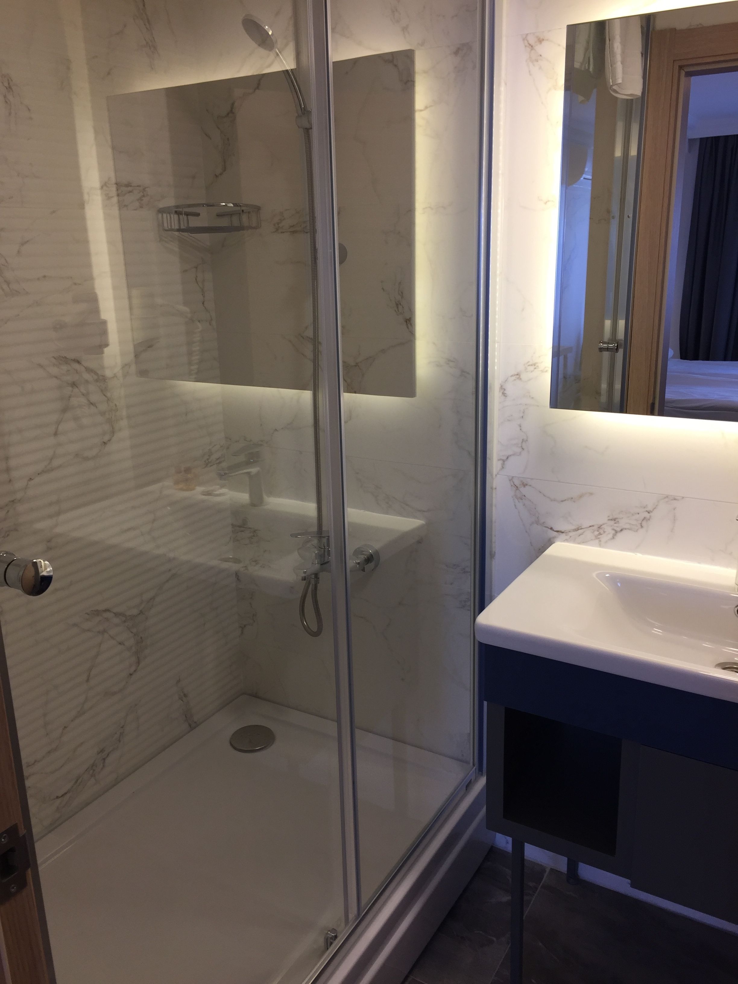 standard double or twin room | minibar, in-room safe, desk, free cots/infant beds