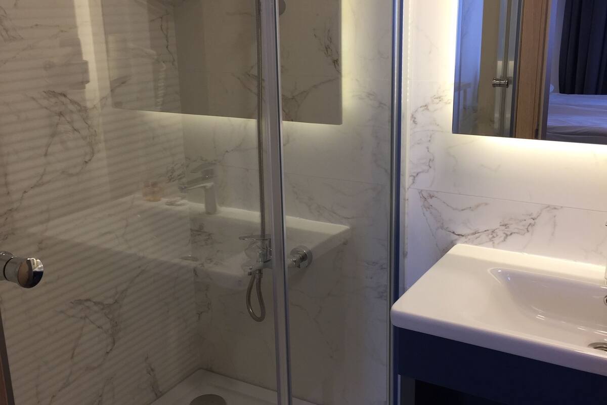 standard double or twin room | minibar, in-room safe, desk, free cots/infant beds