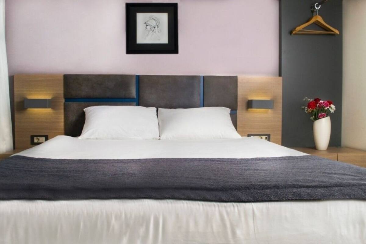 single room | minibar, in-room safe, desk, free cots/infant beds