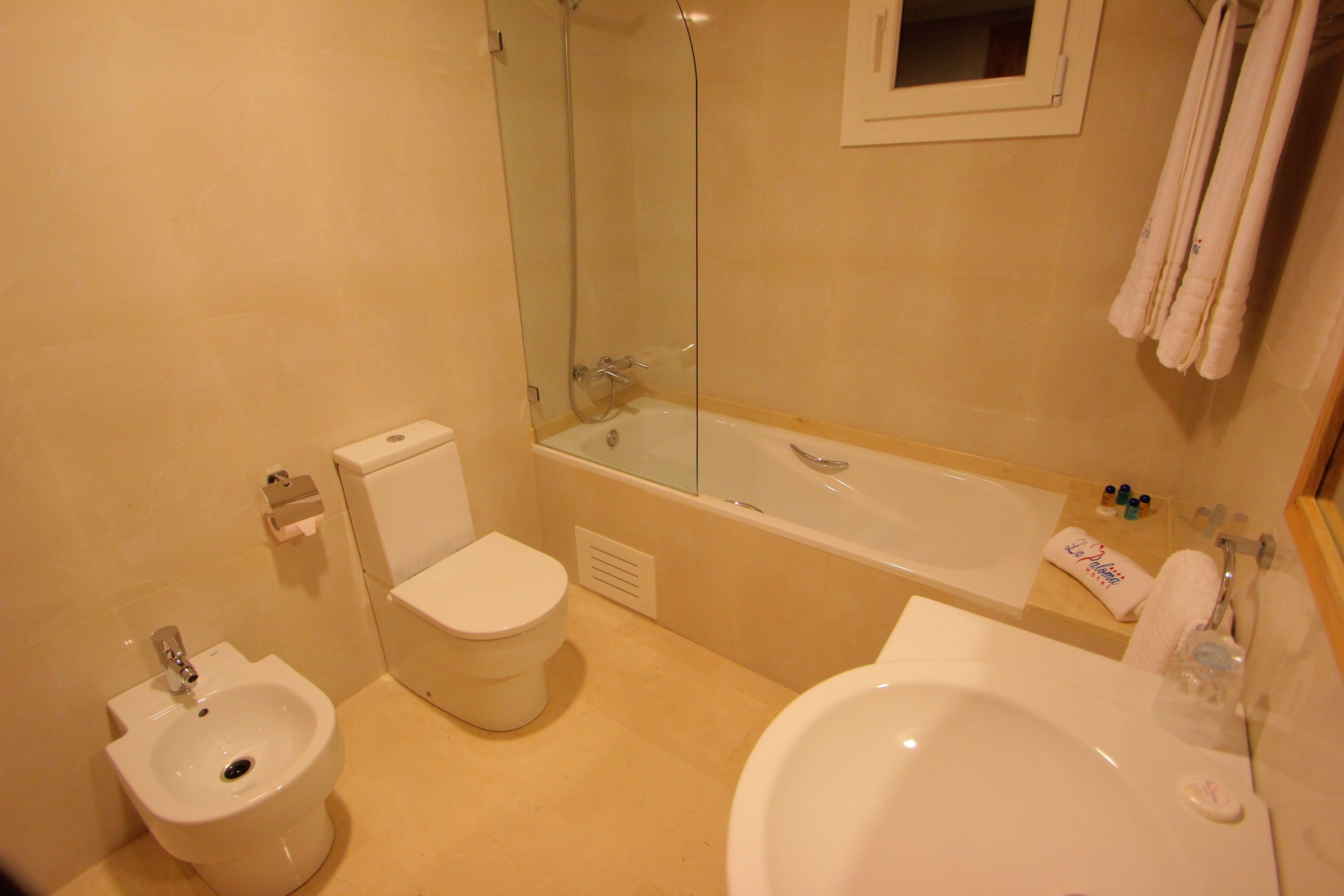 combined shower/bathtub, towels