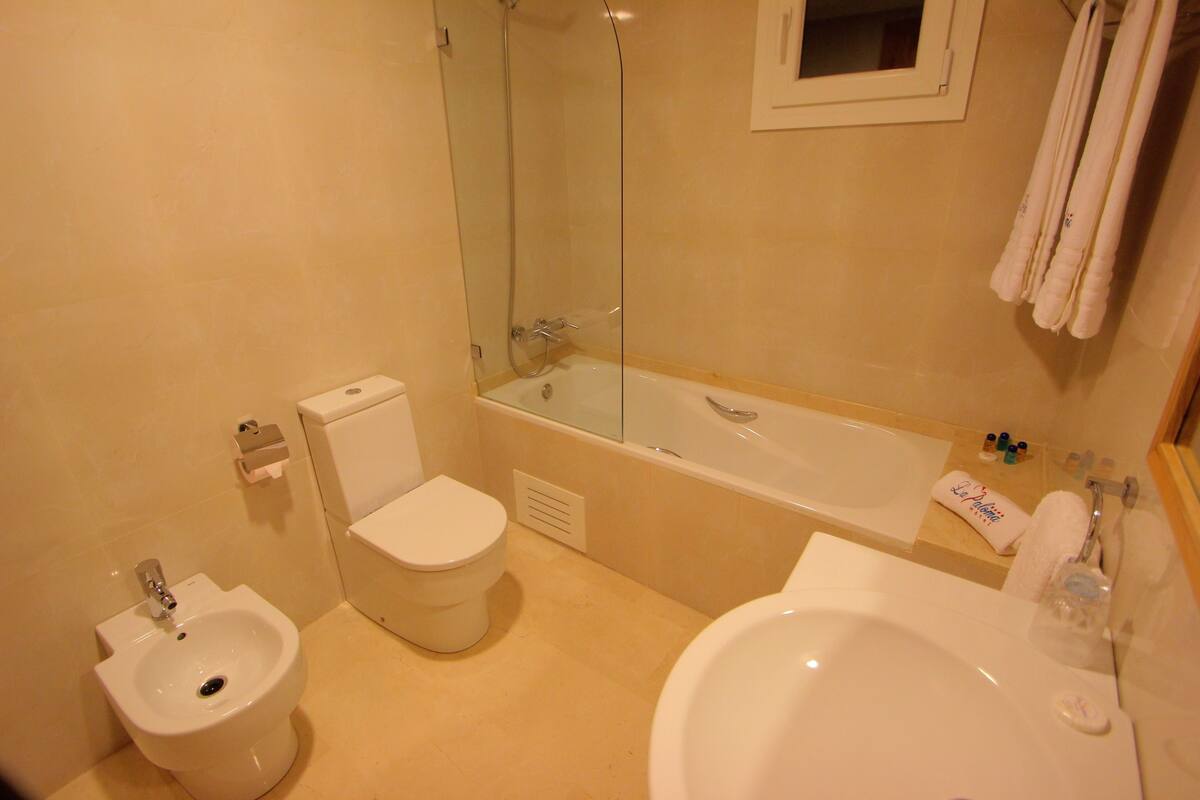 combined shower/bathtub, towels