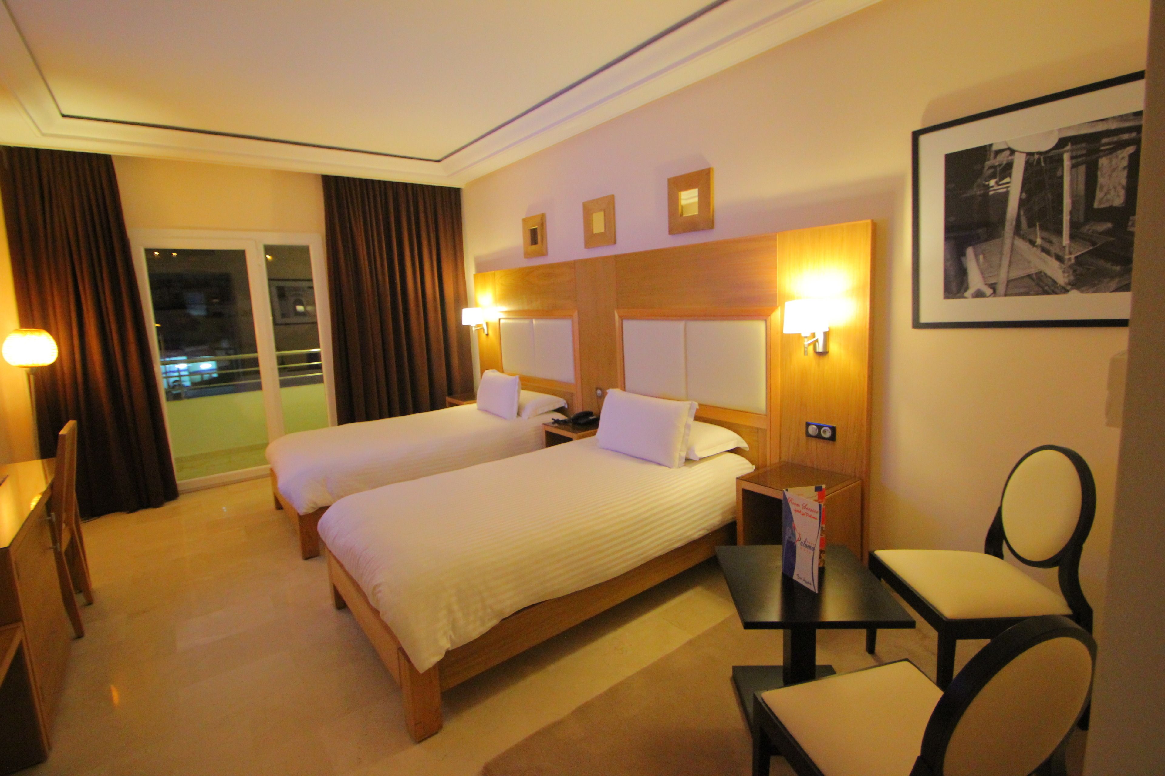 standard room | desk, rollaway beds