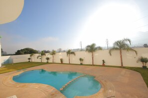 Outdoor pool, pool umbrellas, pool loungers - Hôtel La Paloma (Tetouan)