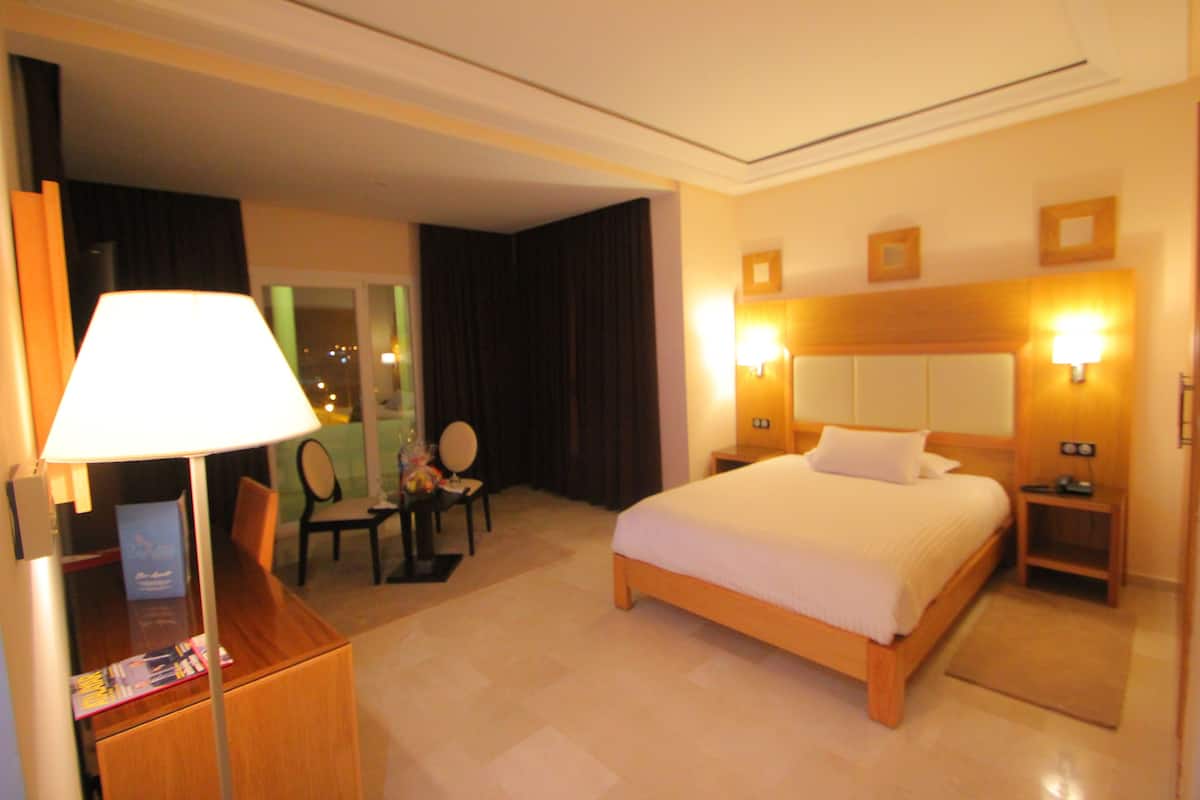 Single Room | Desk, soundproofing, rollaway beds (surcharge)