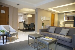 Refrigerador con freezer, microondas, placa de cocina, cafetera/tetera