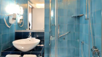 Articles de toilette gratuits, sĂšche-cheveux, bidet, serviettes fournies