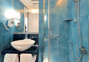 Free toiletries, hair dryer, bidet, towels - Hotel Palazzo Esedra (Naples)