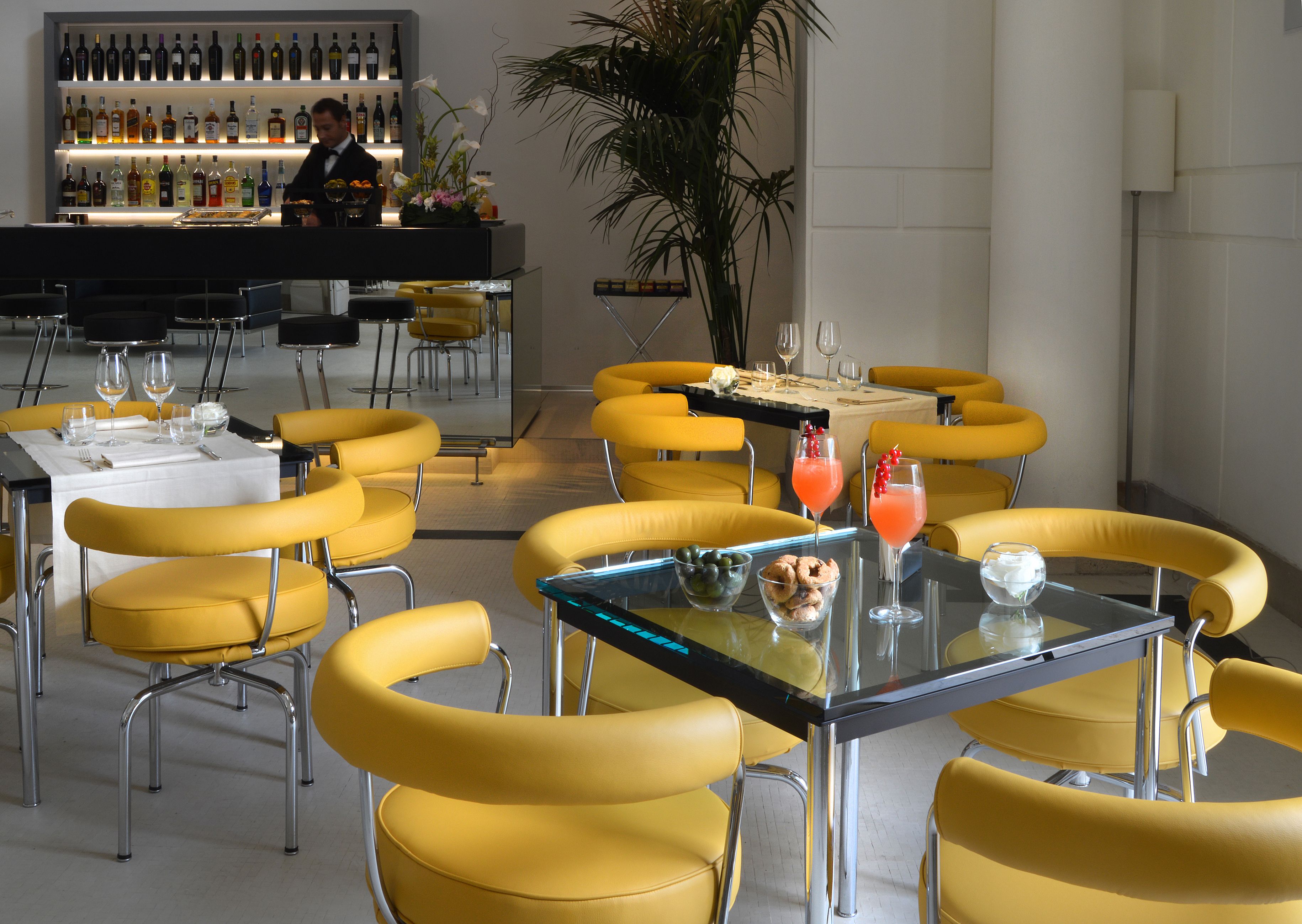 serves lunch and dinner