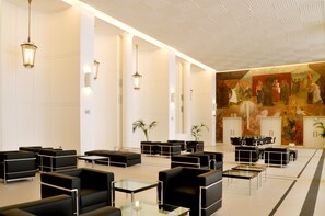 Sert le déjeuner et le dîner