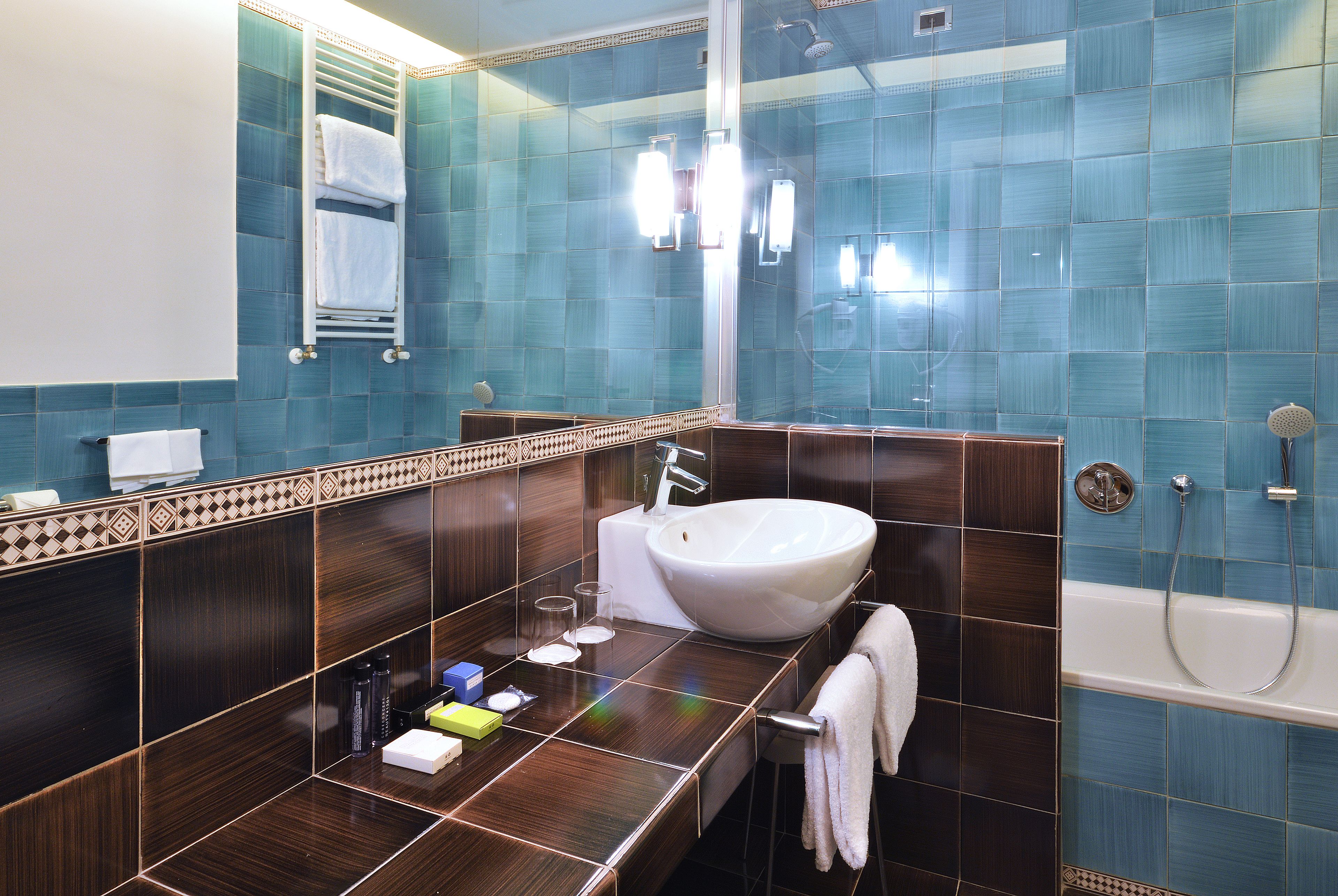 triple room | bathroom | free toiletries, hair dryer, bidet, towels