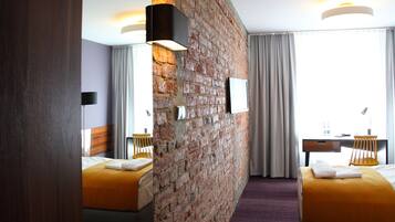 Luxe beddengoed, individueel gedecoreerd, een bureau