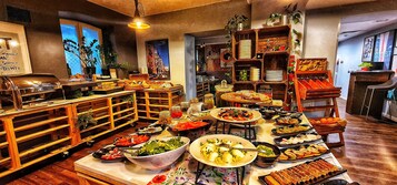 Daily buffet breakfast (PLN 60 per person)