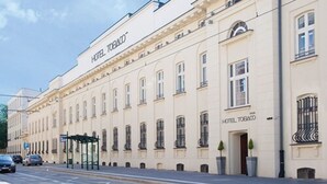 A large, classical building with the sign "HOTEL TORACO" on the facade. - Hotel Tobaco (Lodz)