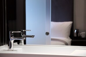 Douche, serviettes fournies, savon, shampoing