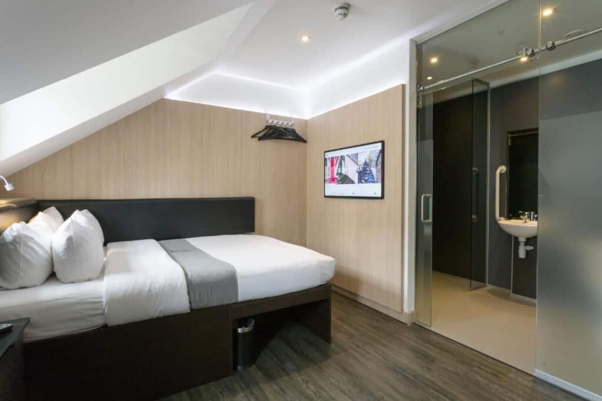 Queen Accessible Room | 1 ห้องนอน, ตกแต่งพิเศษโดยเฉพาะ, โต๊ะทำงาน, พื้นที่ทำงานแบบใช้แล็ปท็อป