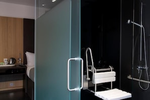 Queen Accessible Room | Baño | Ducha, toallas, jabón y champú