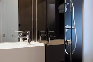 Douche, serviettes fournies, savon, shampoing