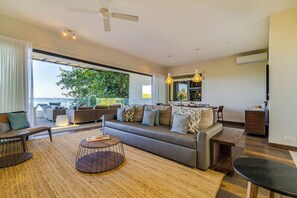 펜트하우스 | 거실 공간 | LED TV, DVD 플레이어