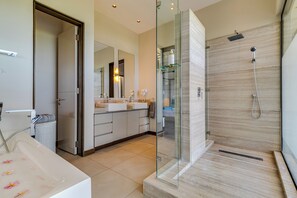Penthouselejlighed | Badeværelse | Gratis toiletartikler, hårtørrer, håndklæder, Sæbe