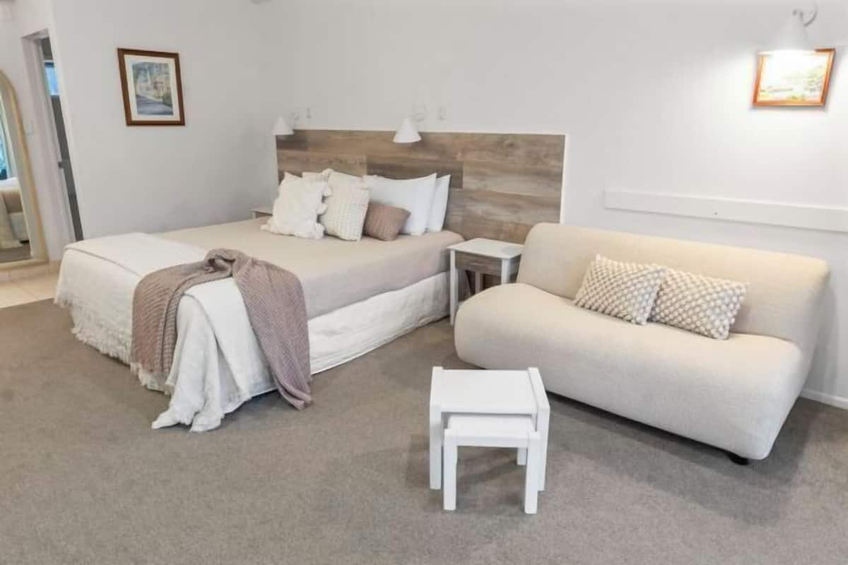 2 bedrooms, blackout curtains, iron/ironing board, free WiFi