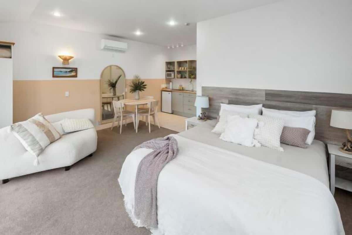 2 bedrooms, blackout curtains, iron/ironing board, free WiFi