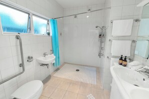 Two Bedroom Apartment | Bathroom | Free toiletries, hair dryer, towels, soap - ASURE Admirals View Motel (Paihia)