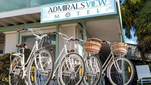 A sign for the Admirals View Motel with bicycles parked in front. - ASURE Admirals View Motel (Paihia)