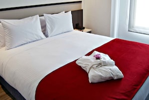 Premium bedding, minibar, in-room safe, desk - Best Western Calleja Suites (Bogotá)