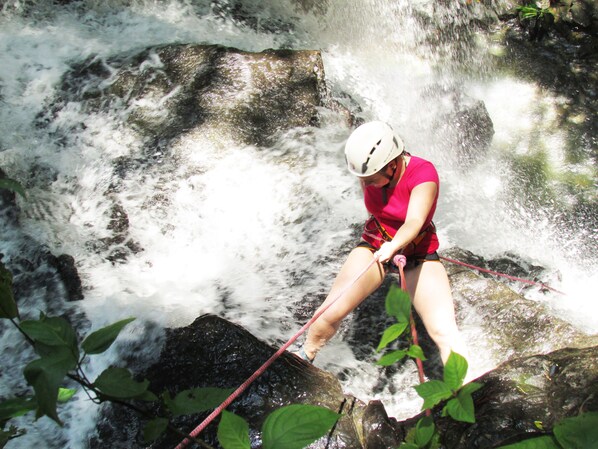 A person rappelling down a waterfall. - Suchipakari Jungle Lodge (Misahualli)
