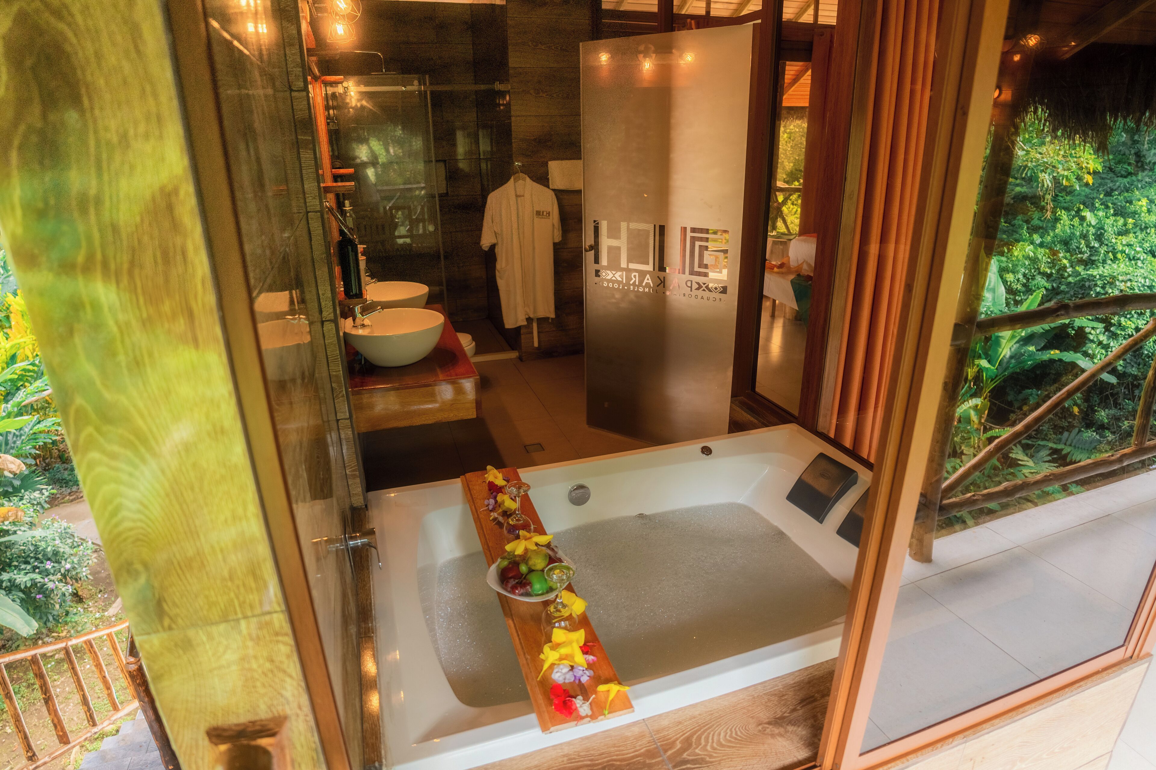 Combined shower/bathtub, jetted bath, hydromassage showerhead