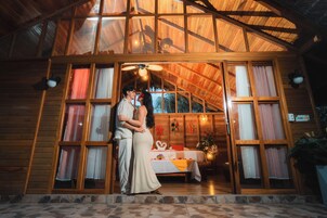 Cabana luxo | Edredons de pluma, cofres nos quartos, individualmente mobiliados