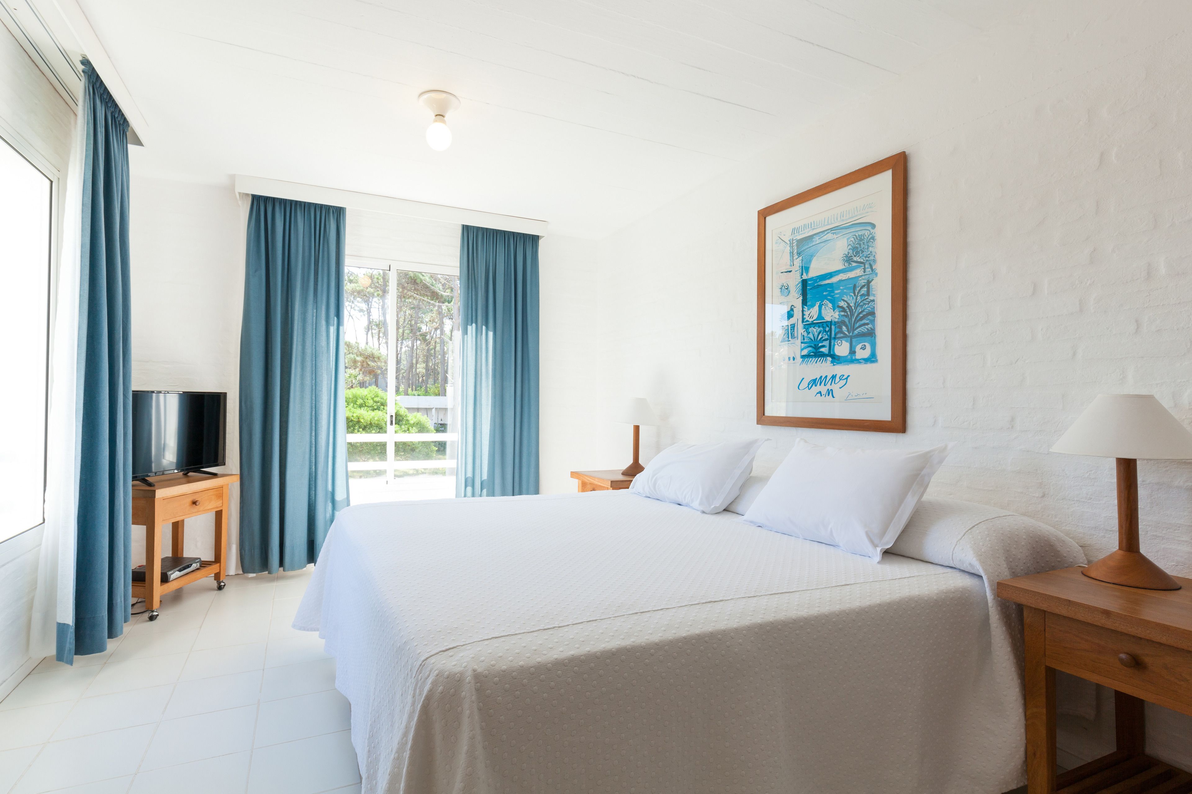 premium bedding, down duvets, in-room safe, blackout curtains