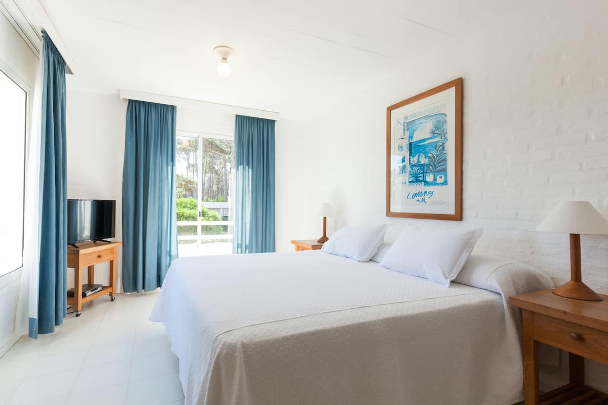 premium bedding, down duvets, in-room safe, blackout curtains