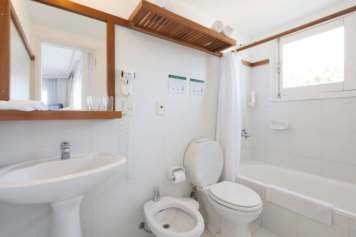 junior studio suite, 1 bedroom (2 people) | bathroom | combined shower/bathtub, deep-soaking bathtub, rainfall showerhead