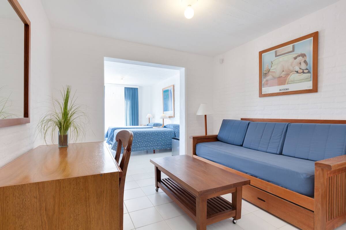 junior studio suite, 1 bedroom (2 people) | living room | 32-inch tv with cable channels