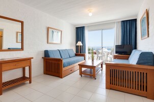 Family Suite (4 people) | Premium bedding, down comforters, in-room safe, blackout drapes