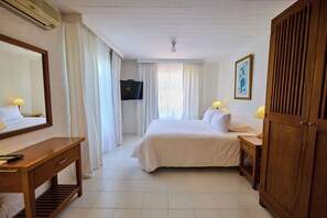Junior Studio Suite, 1 Bedroom (2 people) | Premium bedding, down comforters, in-room safe, blackout drapes - Las Olas Resort (Punta del Este)