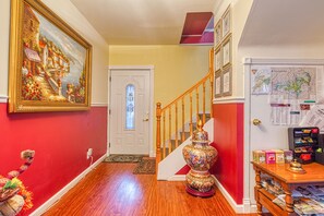 Interior entrance - Mountain Treasure B&B (Maplecrest)