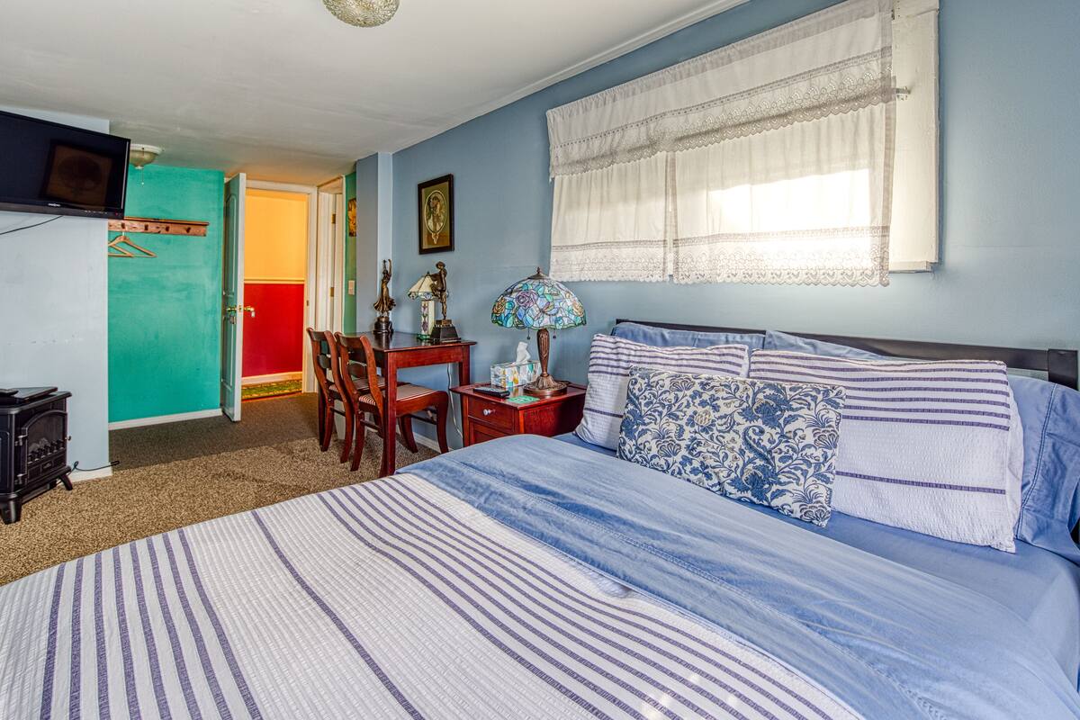 Art Nouveau - 1 Double Bed, Private Bathroom | Down comforters, memory foam beds, soundproofing, WiFi (free)