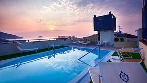 Outdoor pool, pool umbrellas, sun loungers - Grand Hotel Spiaggia (Alassio)