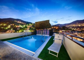 Outdoor pool, pool umbrellas, sun loungers