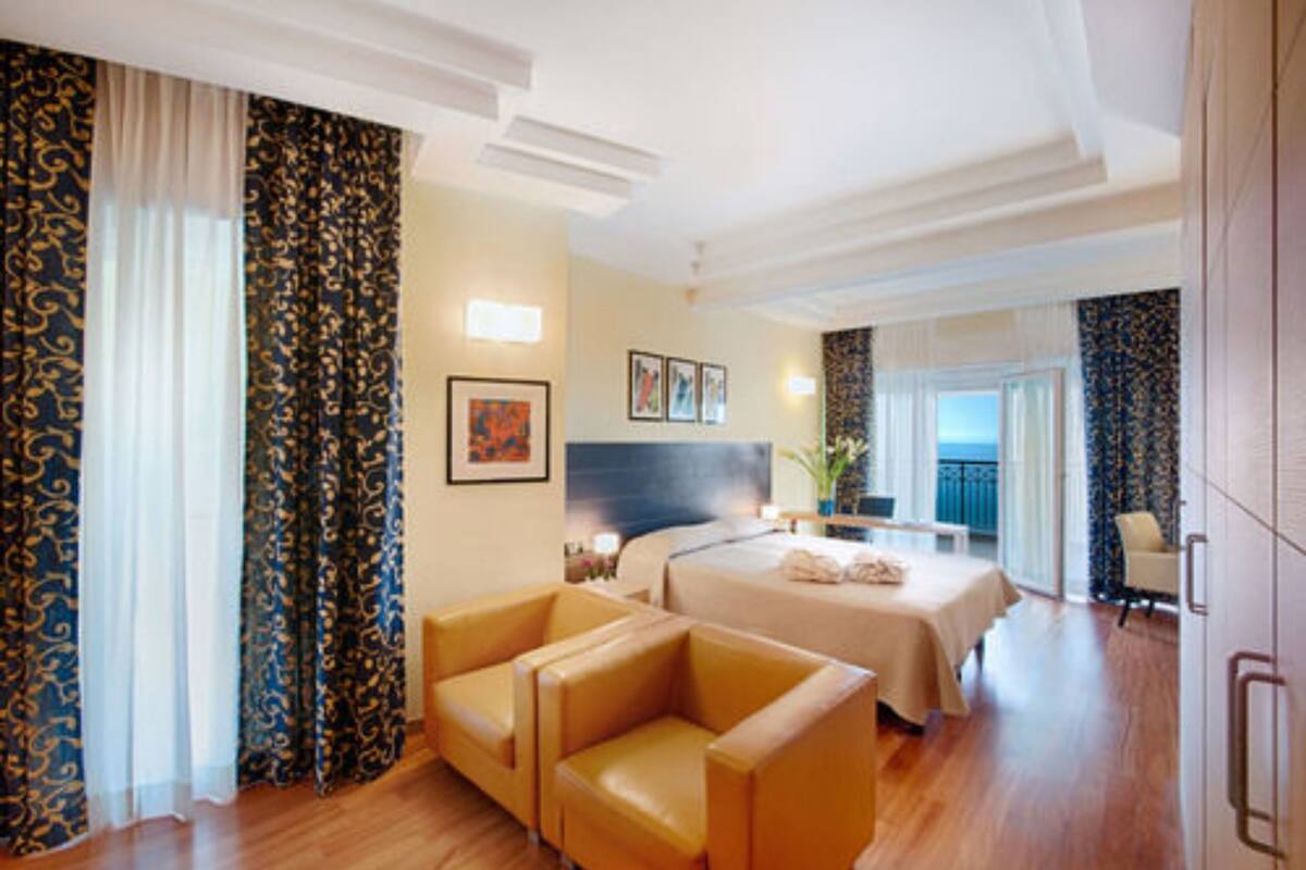 Junior Suite | Minibar, in-room safe, cots/infant beds, free WiFi