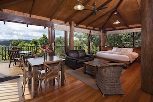 Casa en un árbol estándar | Sistema de insonorización, tabla de planchar con plancha, ropa de cama