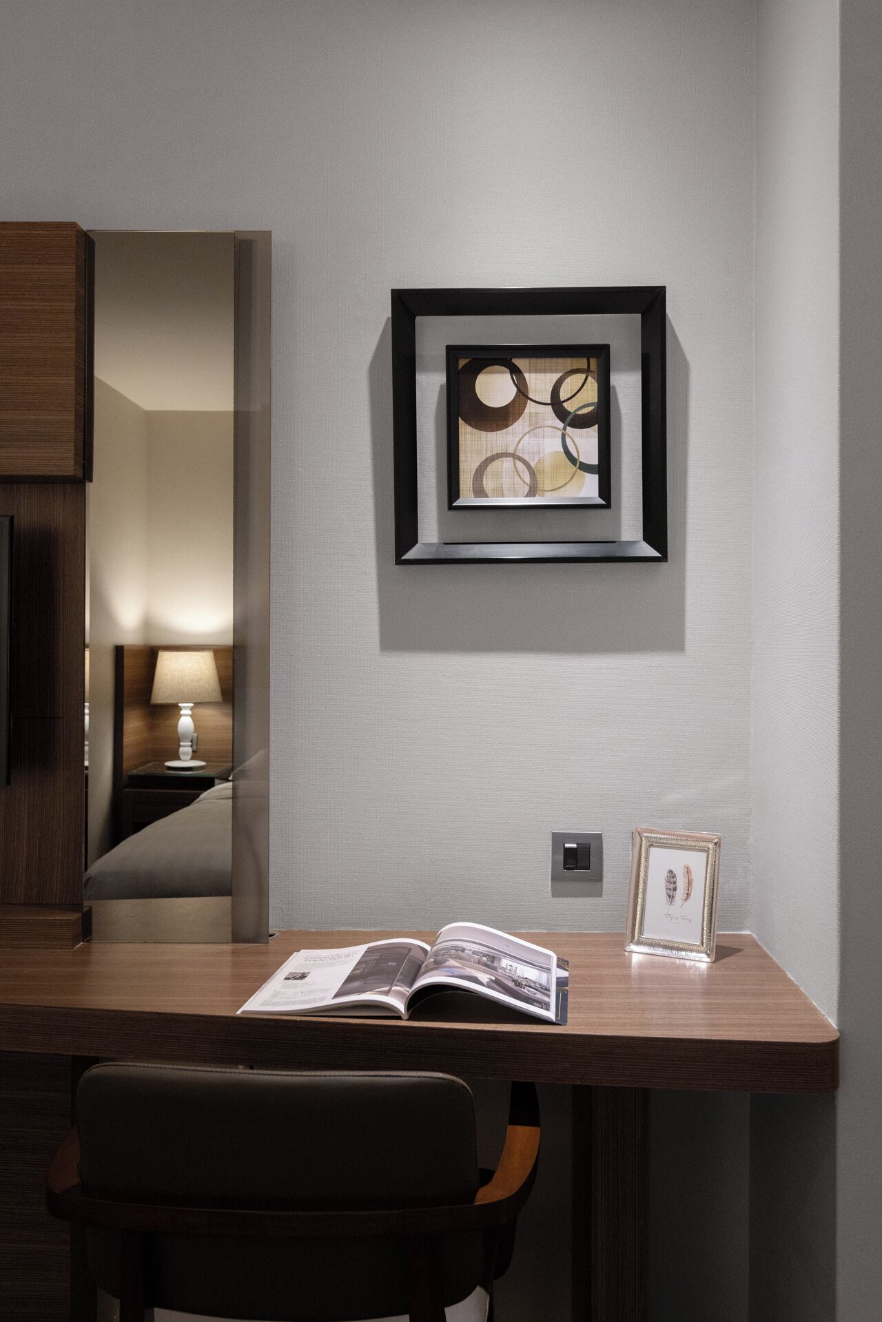 comfort room | premium bedding, down duvets, in-room safe, desk