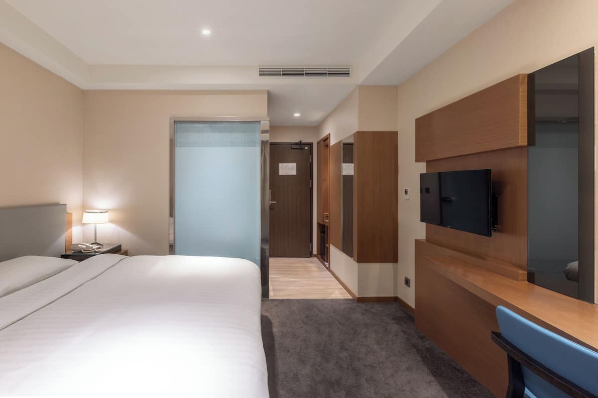 Elite Double Room, 1 King Bed, No Windows